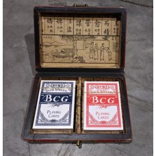 Kist China rood met 2 decks pokerkaarten